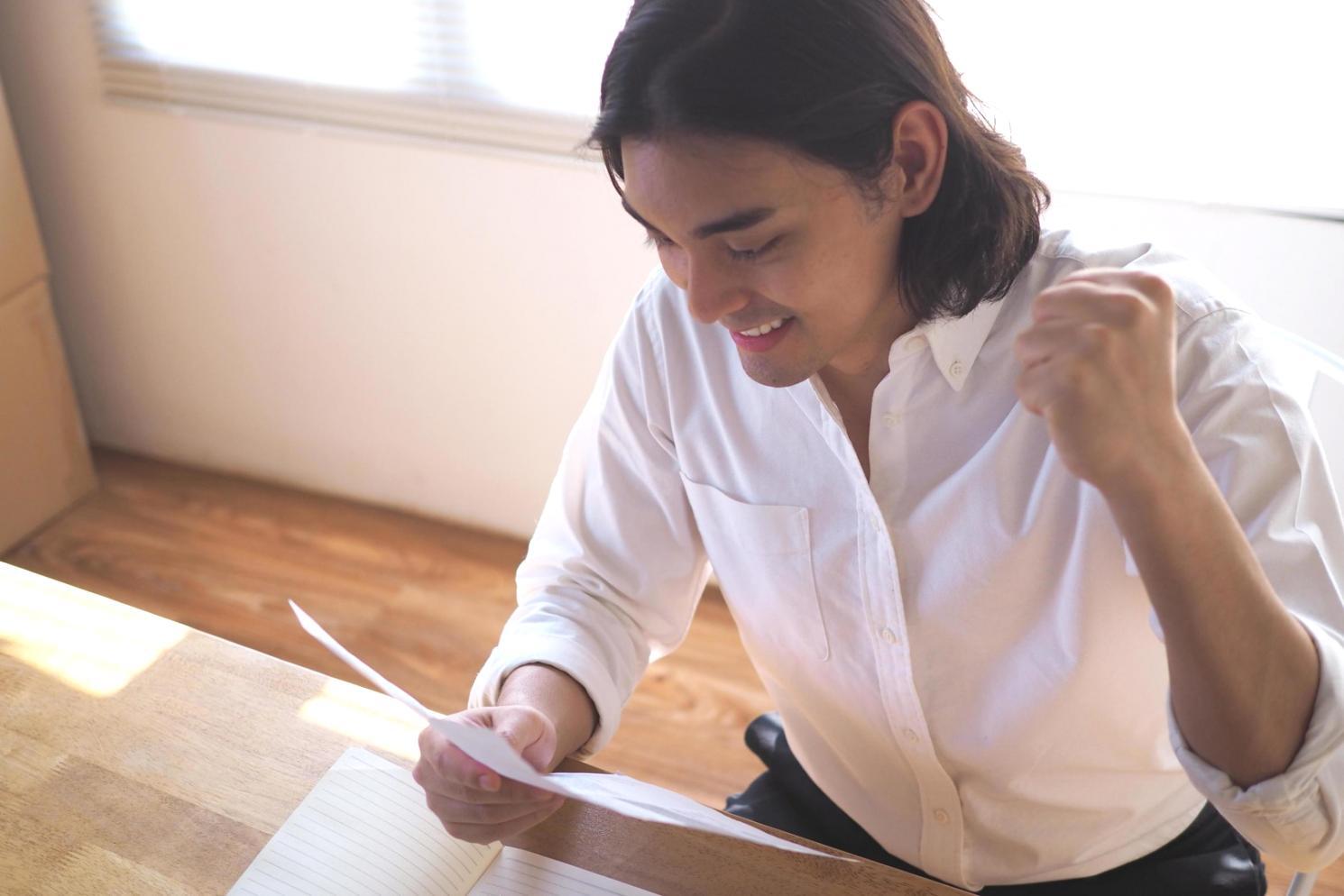 Espace de formation moderne avec ordinateur et documentation financière